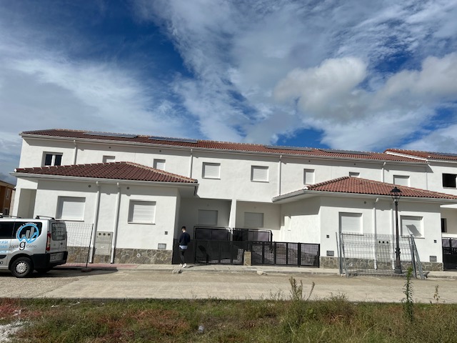 Fachada de chalets adosados promovidos por Colpercol en Velada
