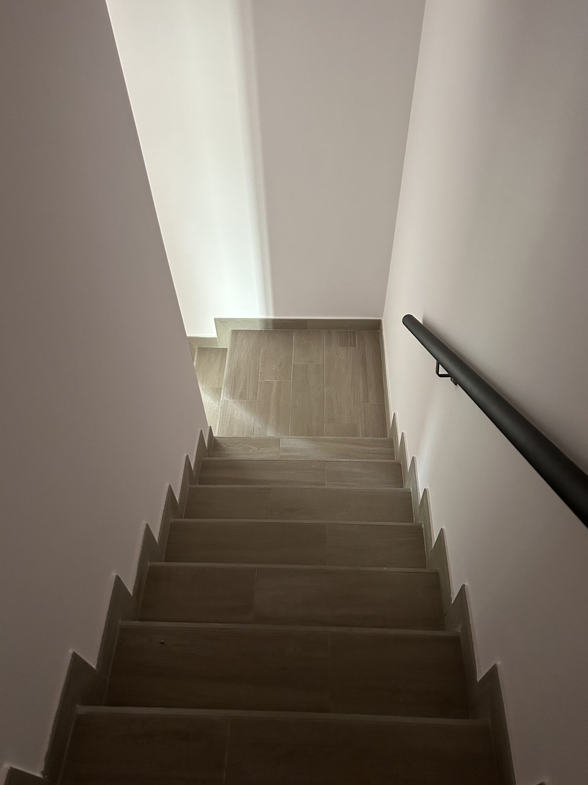 Escalera interior del chalet adosado