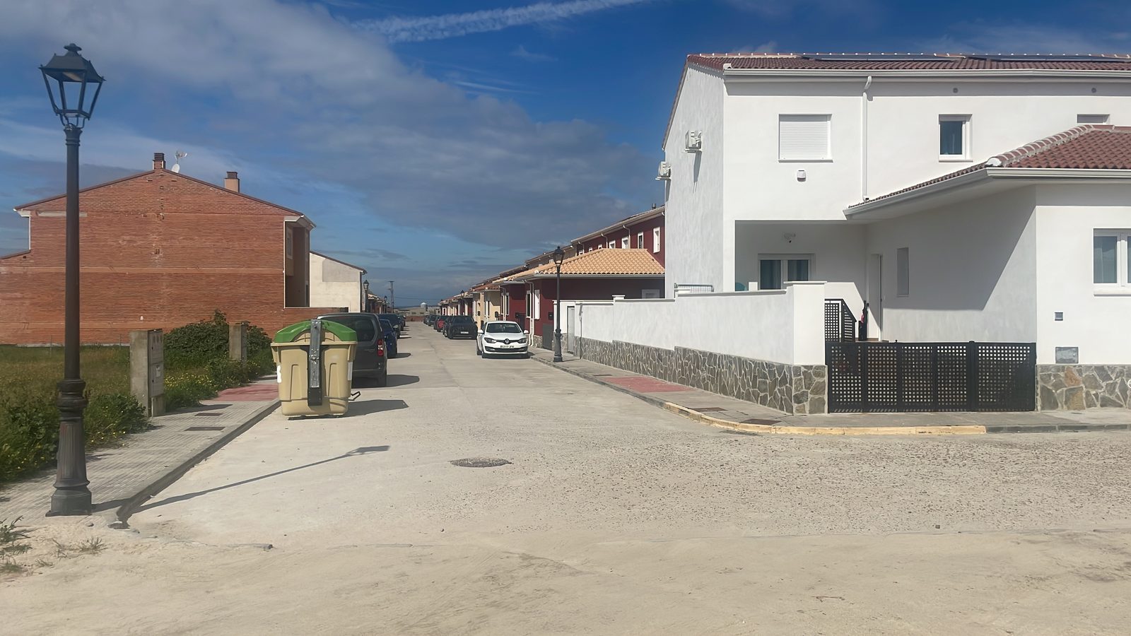 Calle y acceso a las viviendas adosadas