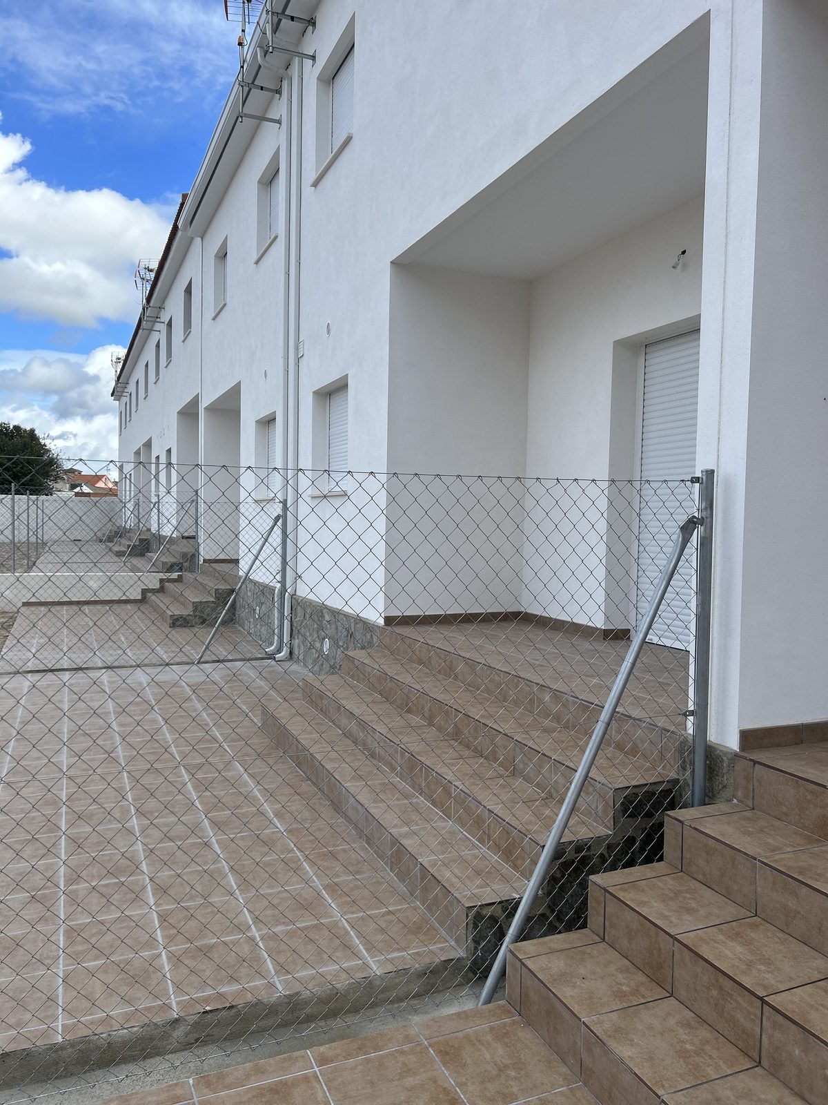 Escaleras exteriores y zona de patio
