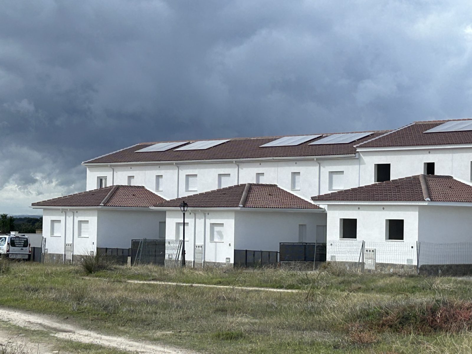 Fachada con paneles solares en cubierta