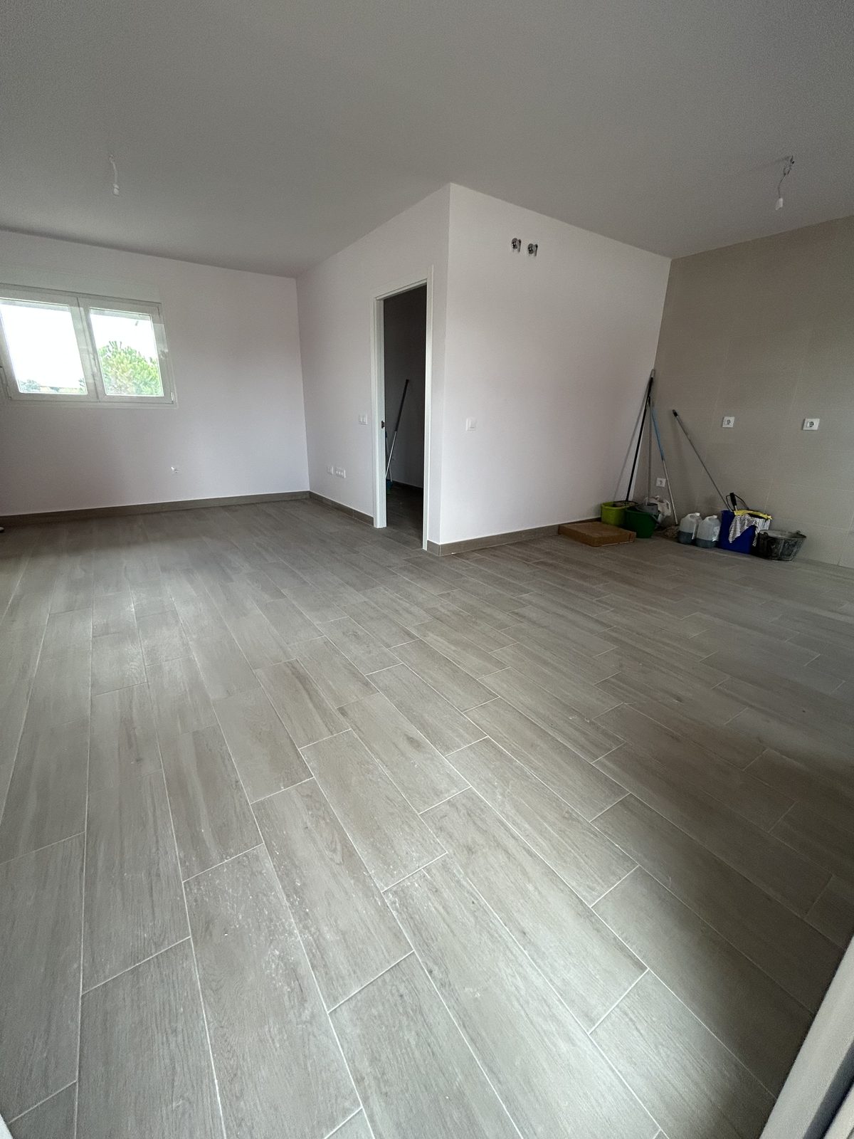 Interior con suelo cerámico efecto madera