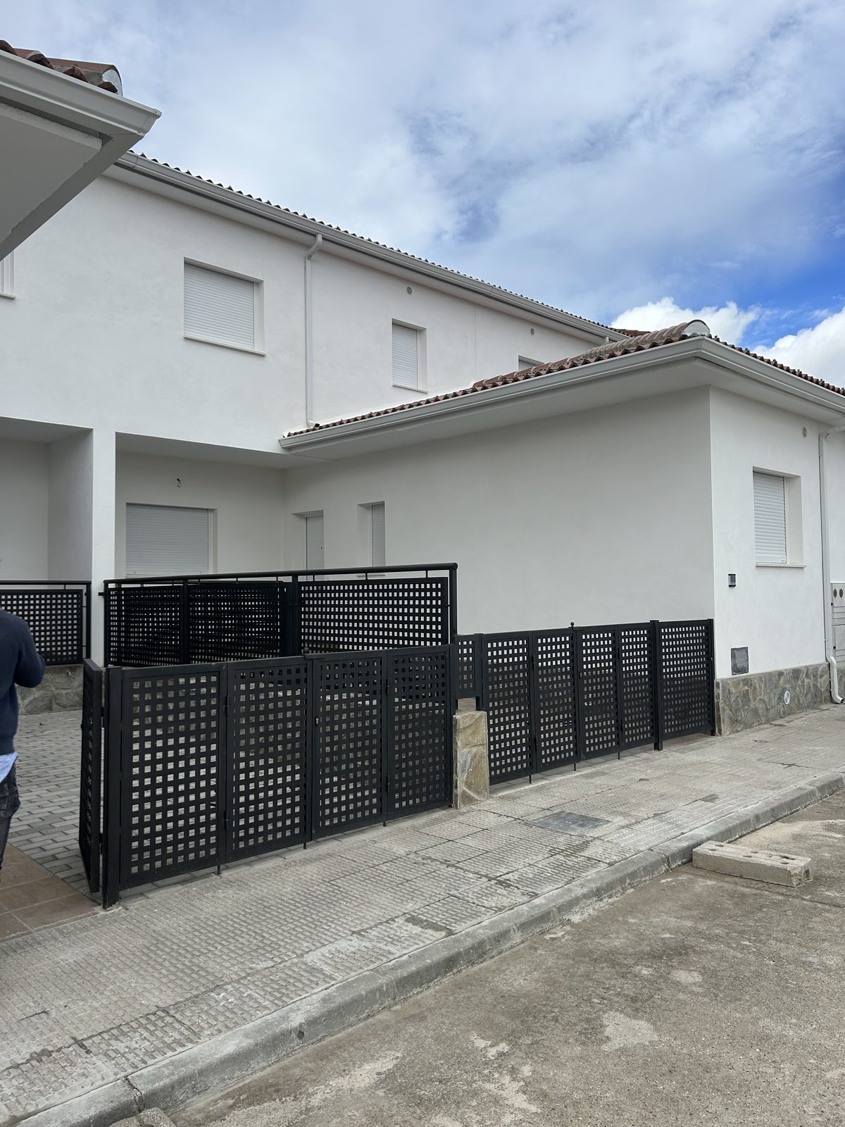 Cerramiento exterior negro de la vivienda