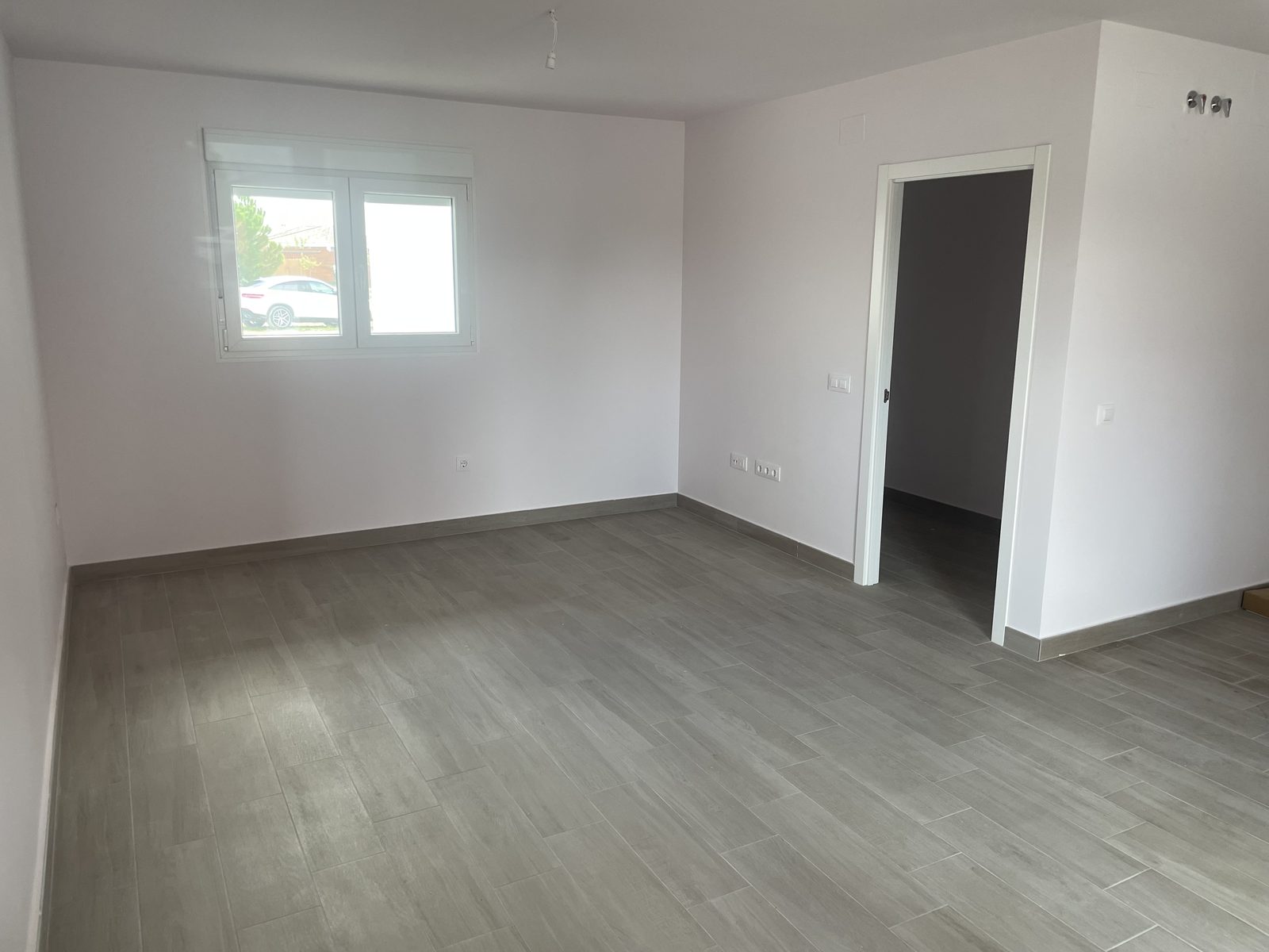 Dormitorio con acceso a estancia interior
