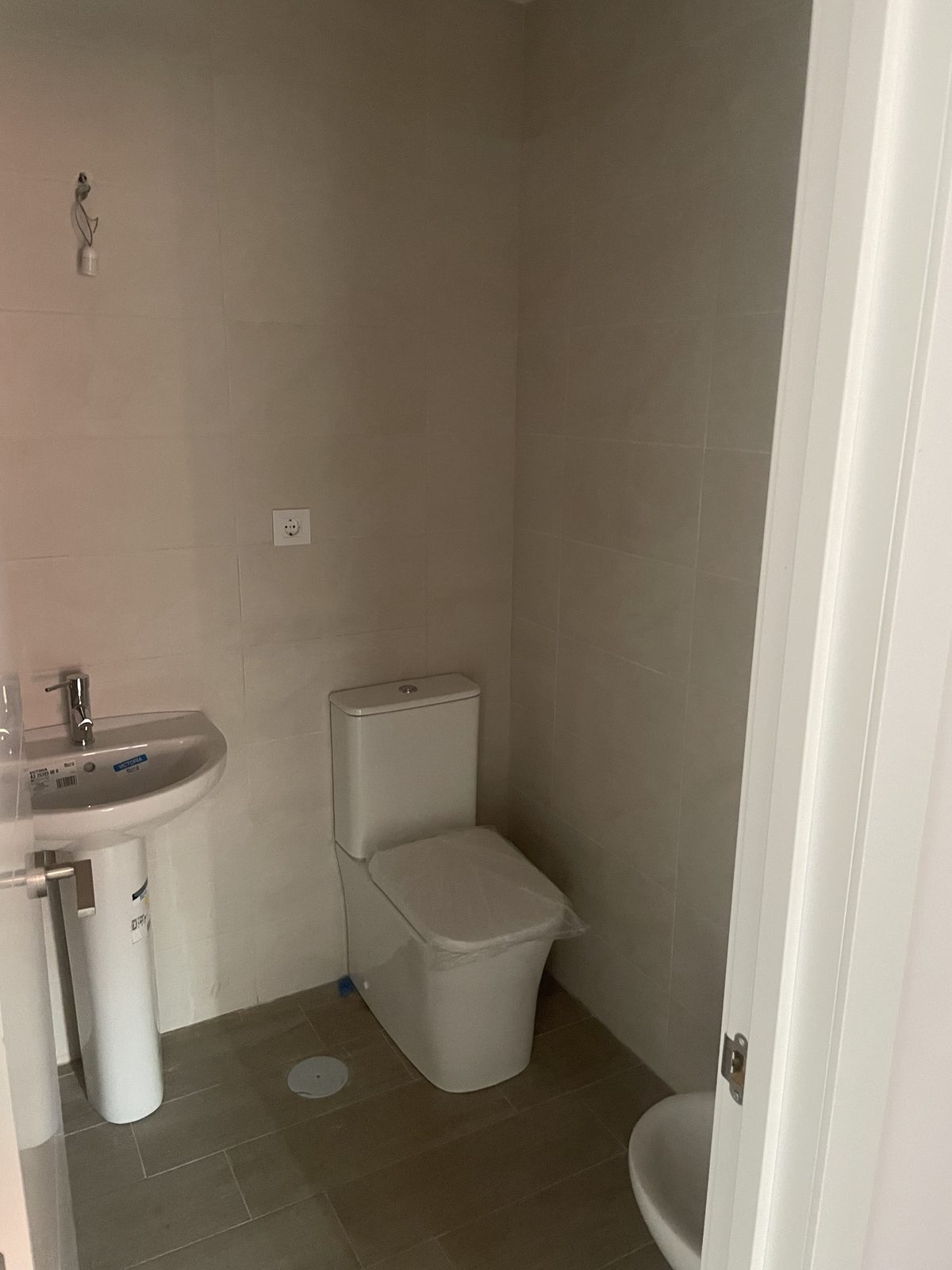 Baño de planta con sanitarios instalados