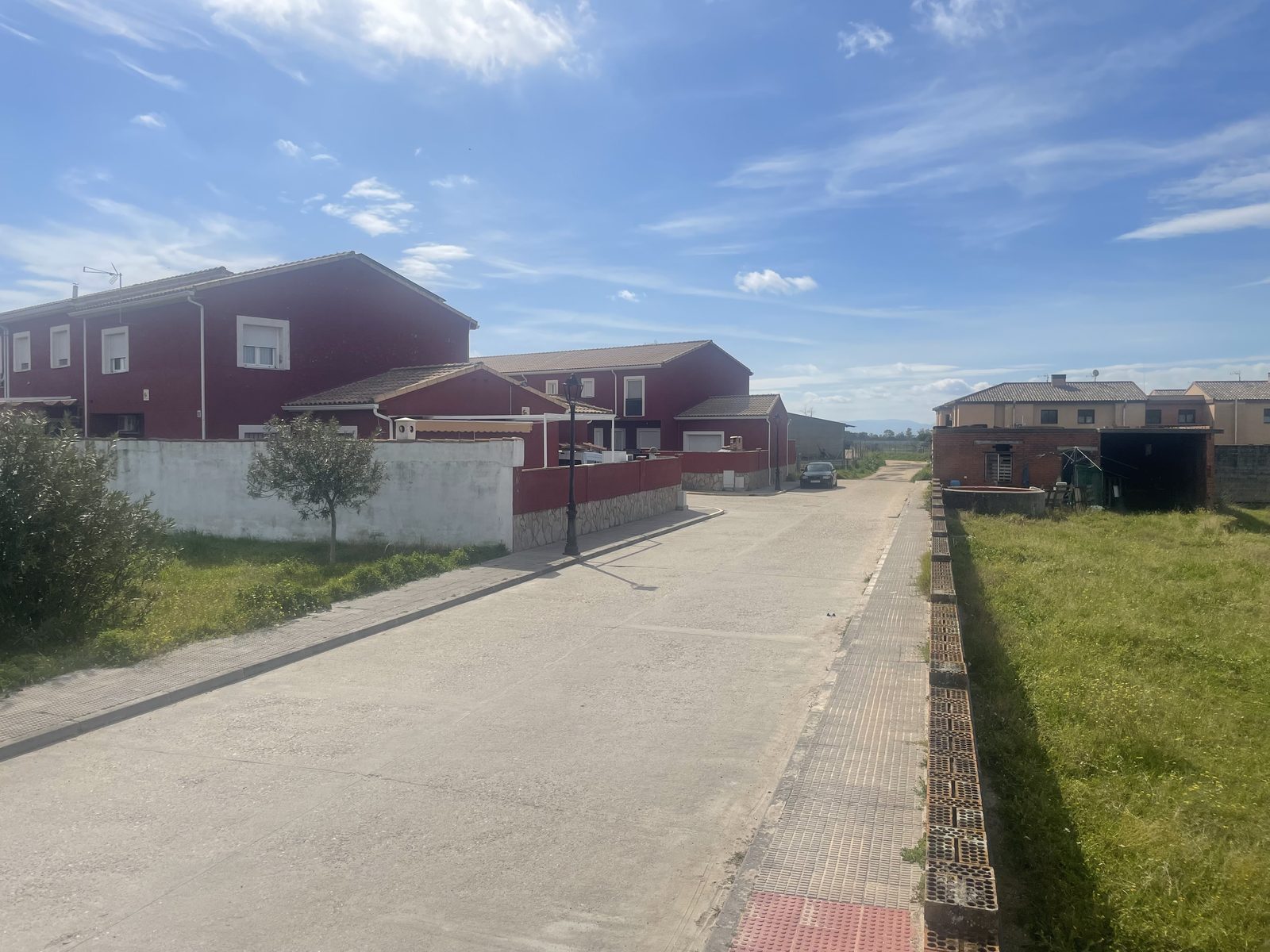 Calle de acceso junto a viviendas cercanas