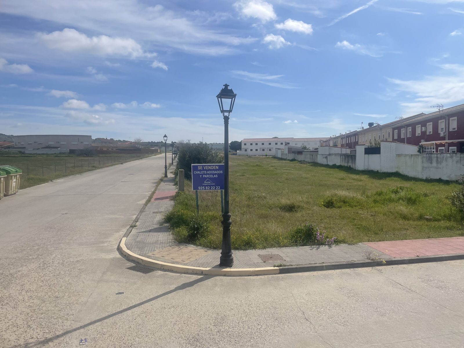 Cartel de venta de chalets adosados y parcelas