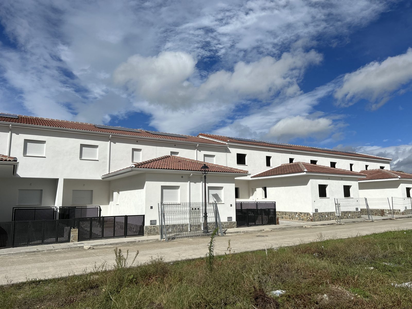 Fachada principal con cerramientos negros
