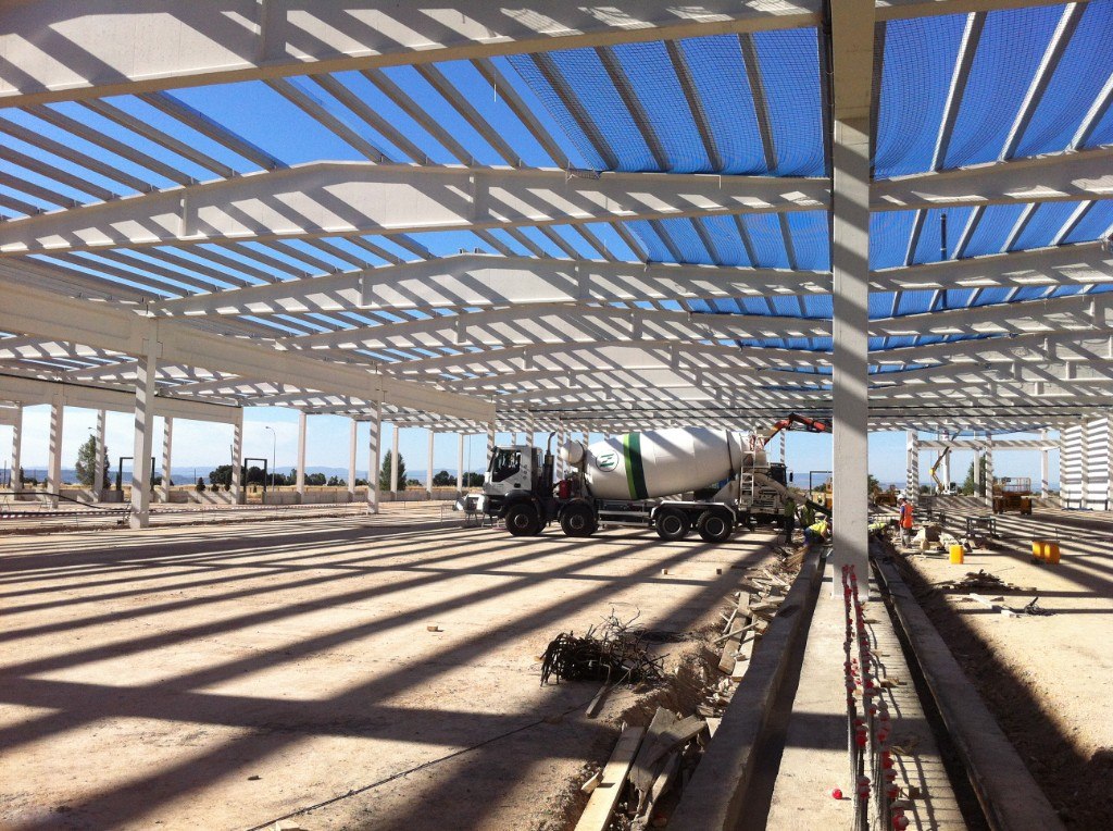 Estructura prefabricada de nave industrial en construcción