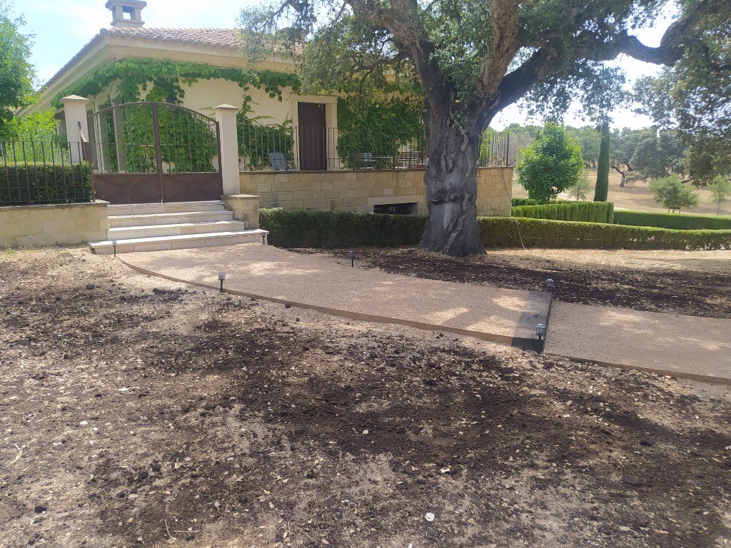 Reforma exterior con jardín y accesos en vivienda unifamiliar