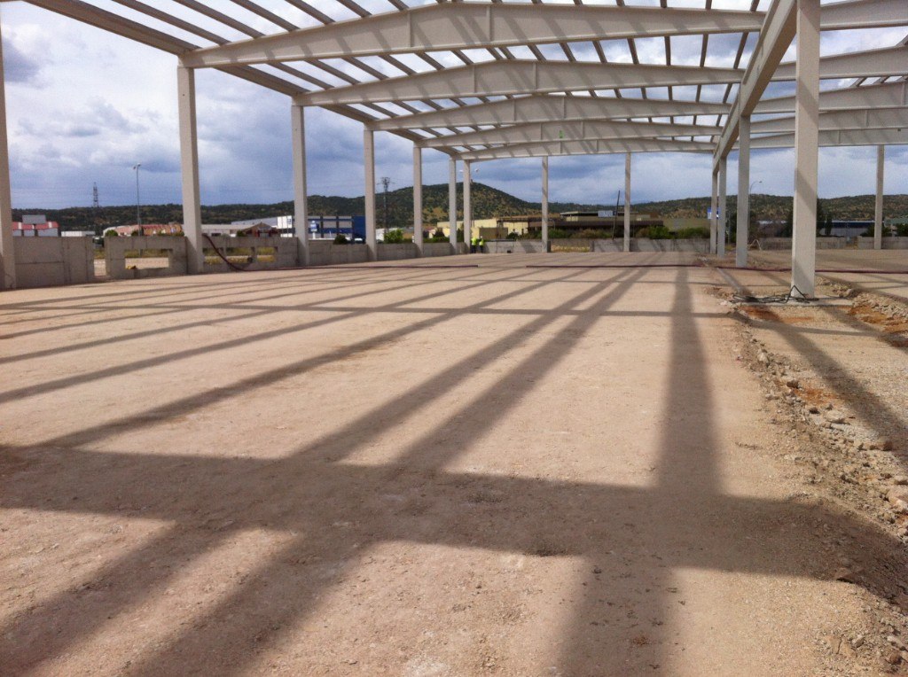 Estructura de nave industrial en fase de montaje